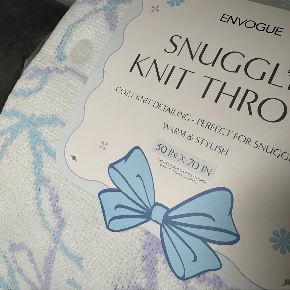 Envogue Bow ribbon blue, lavender on white snuggle knit throw‎